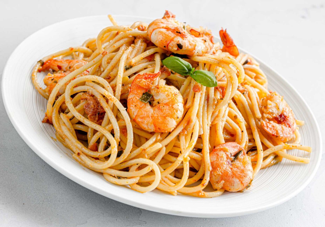 Spaghetti z krewetkami, chili, czosnkiem i pietruszką foto