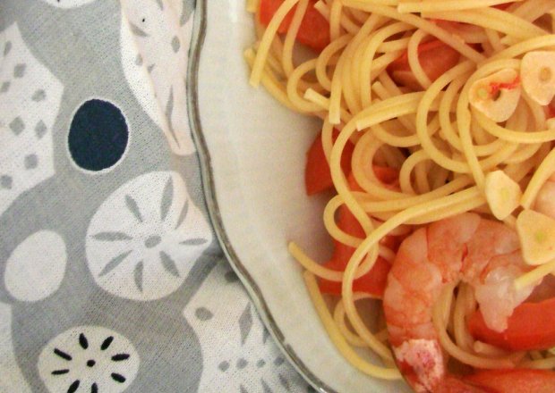 Fotografia przedstawiająca Spaghetti z krewetkami, czosnkiem i chili