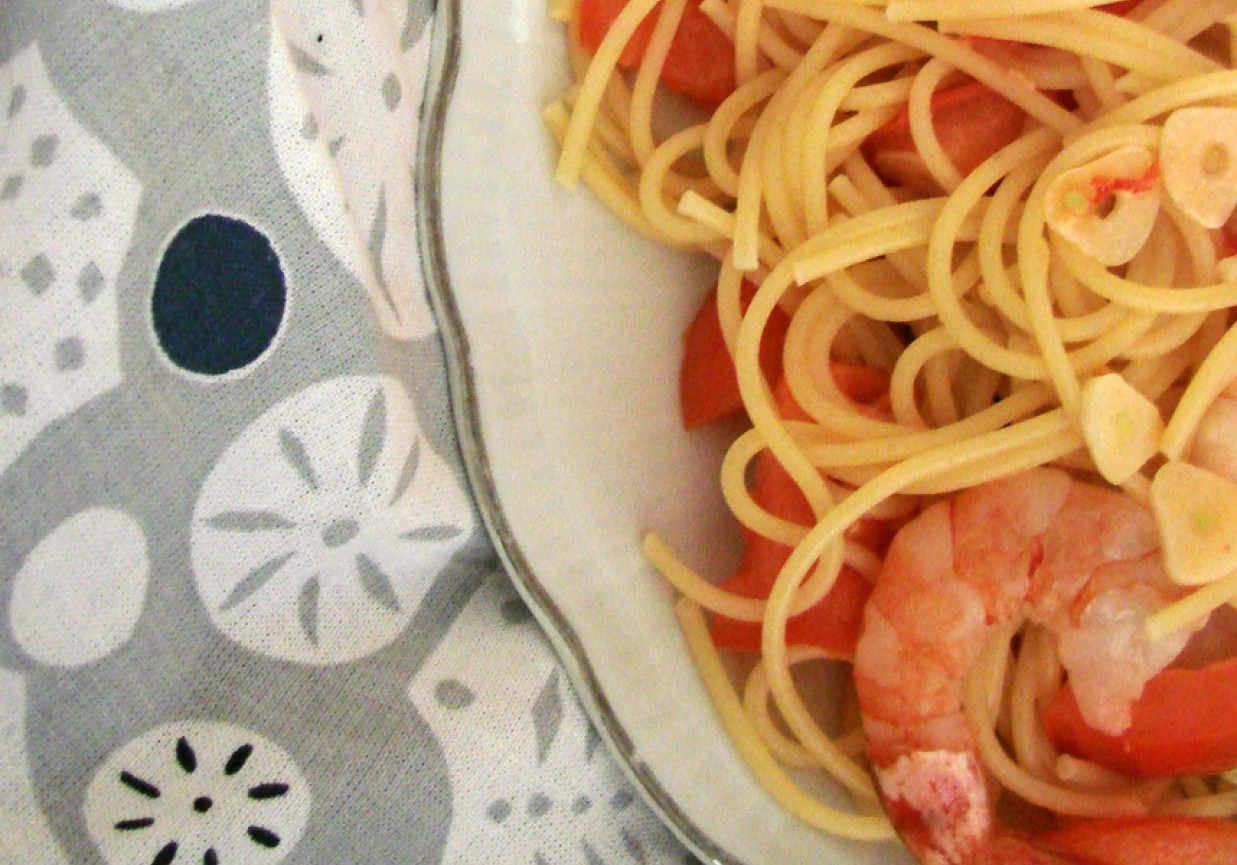 Spaghetti z krewetkami, czosnkiem i chili foto
