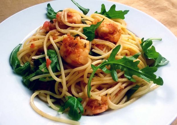 Fotografia przedstawiająca spaghetti z krewetkami i sosem ze świeżych pomidorów