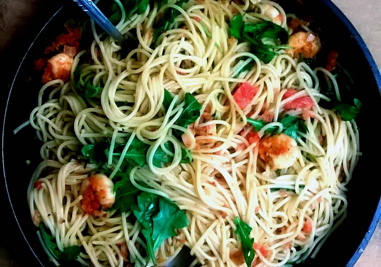 spaghetti z krewetkami i sosem ze świeżych pomidorów foto