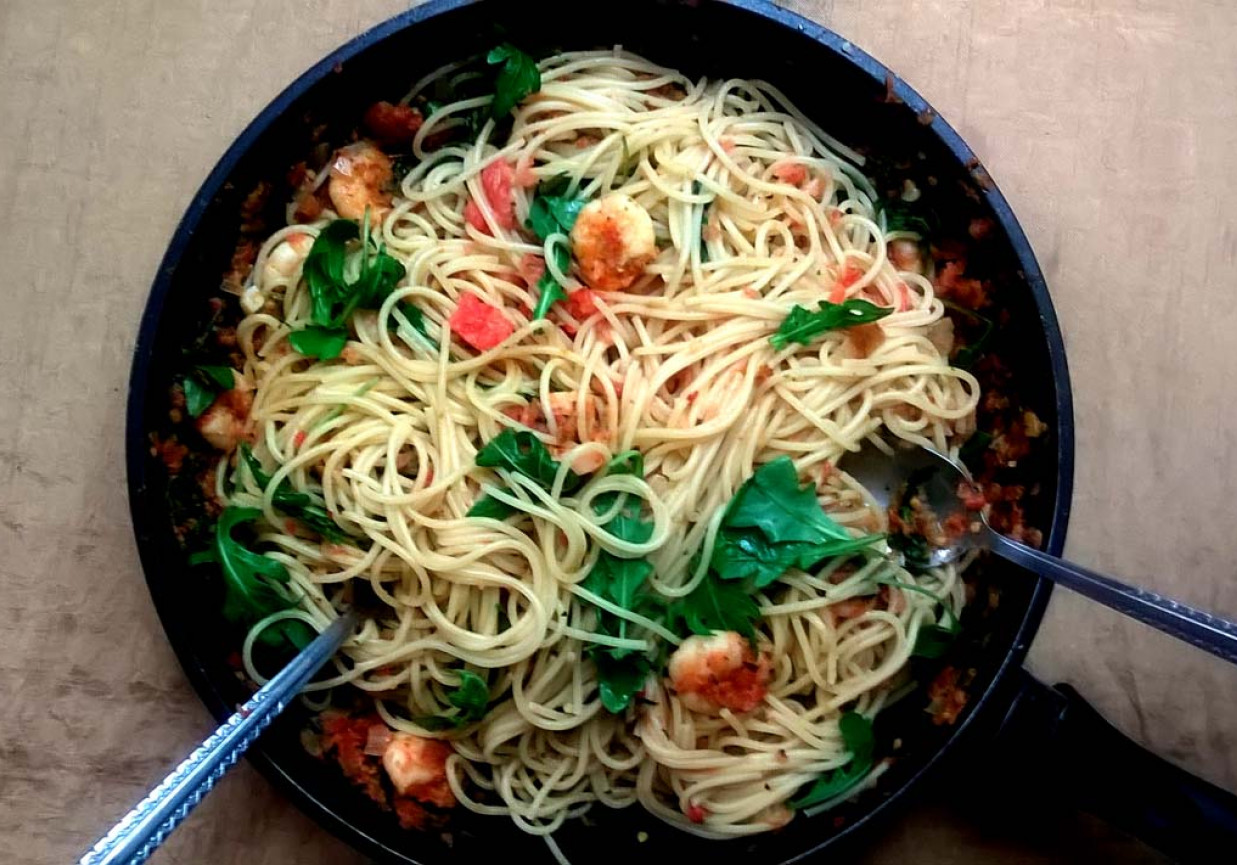 spaghetti z krewetkami i sosem ze świeżych pomidorów foto