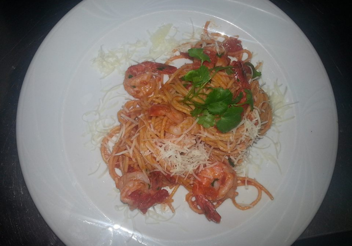 Spaghetti z krewetkami, papryką chilli i parmezanem. foto