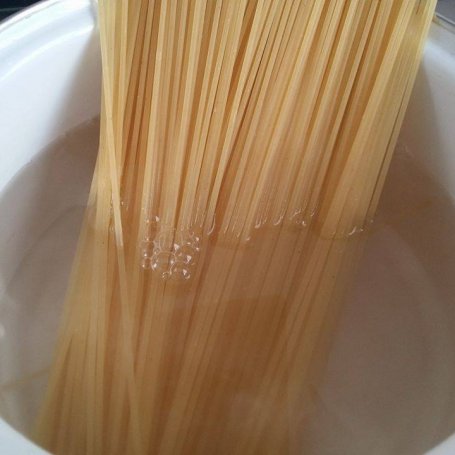 Krok 6 - Spaghetti z krewetkami w sosie własnym foto