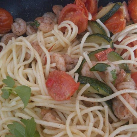 Krok 5 - Spaghetti z krewetkami w sosie własnym foto