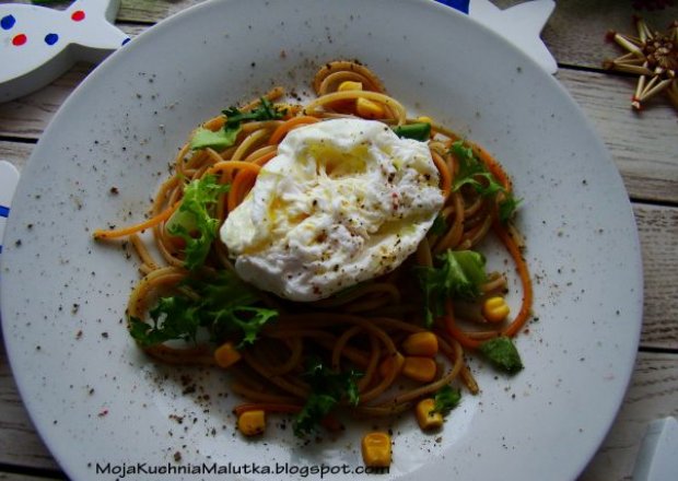 Fotografia przedstawiająca Spaghetti z kukurydzą i jajkiem w koszulce