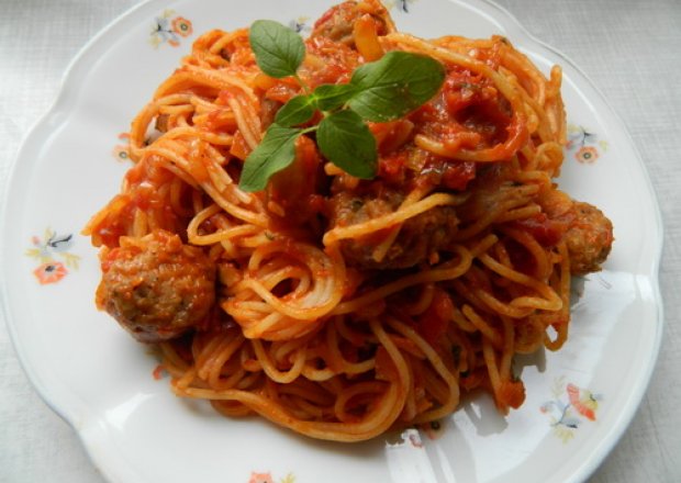 Fotografia przedstawiająca Spaghetti z kulkami mięsnymi