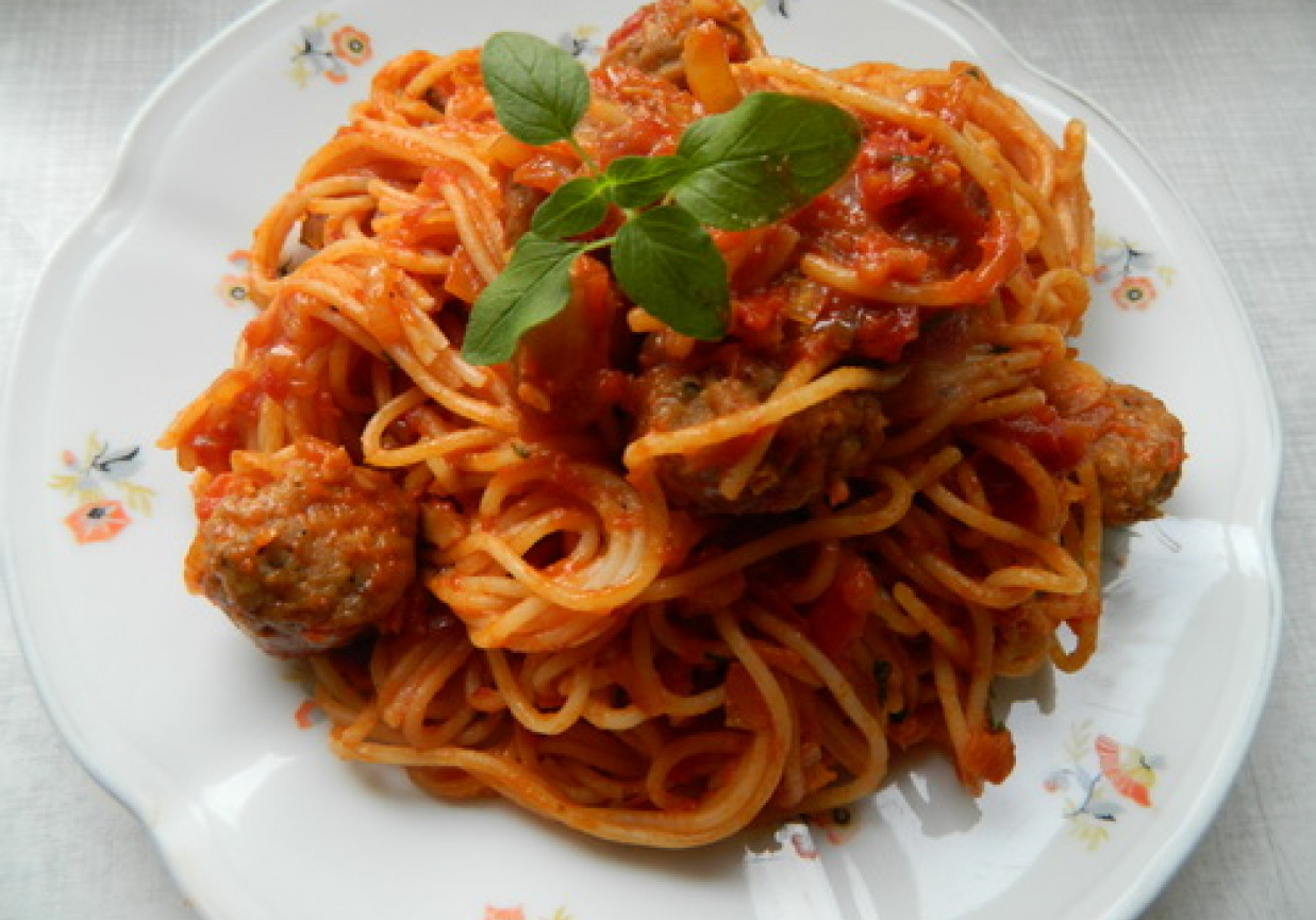 Spaghetti z kulkami mięsnymi foto