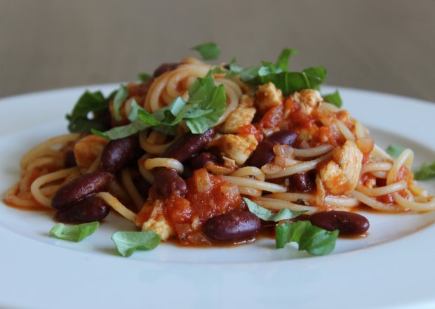 Fotografia przedstawiająca Spaghetti z kurczakiem, fasolą i pomidorami