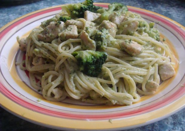 Fotografia przedstawiająca Spaghetti z kurczakiem i brokułami
