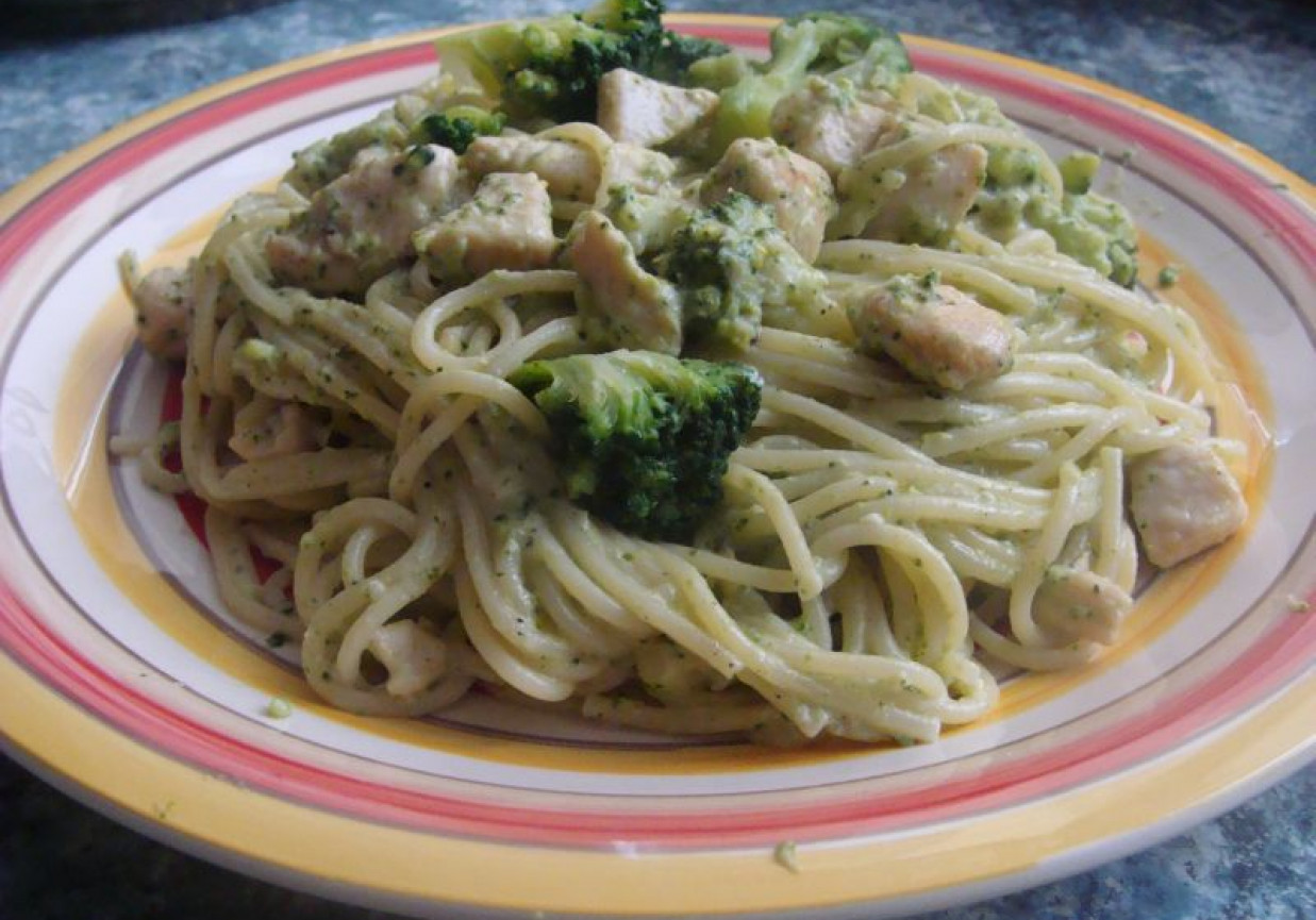 Spaghetti z kurczakiem i brokułami foto
