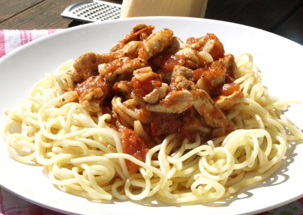 Fotografia przedstawiająca Spaghetti z kurczakiem i pomidorami na ostro