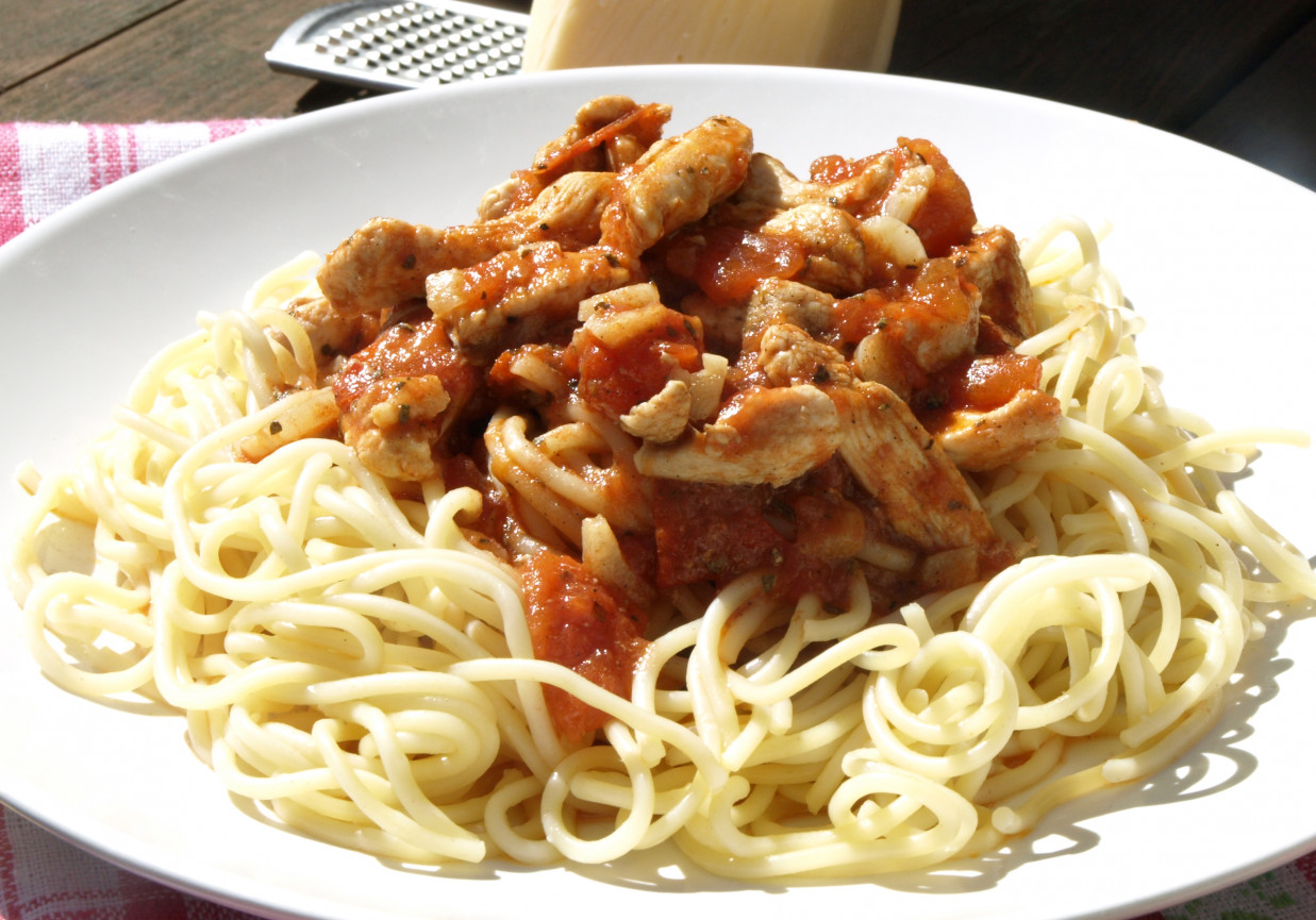 Spaghetti z kurczakiem i pomidorami na ostro foto