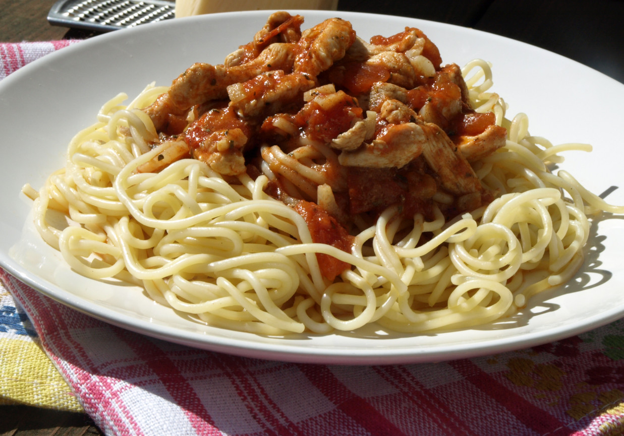 Spaghetti z kurczakiem i pomidorami na ostro foto