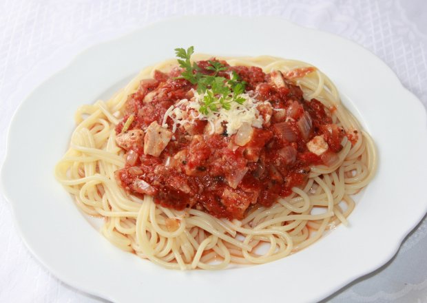 Fotografia przedstawiająca Spaghetti z kurczakiem i suszonymi pomidorami