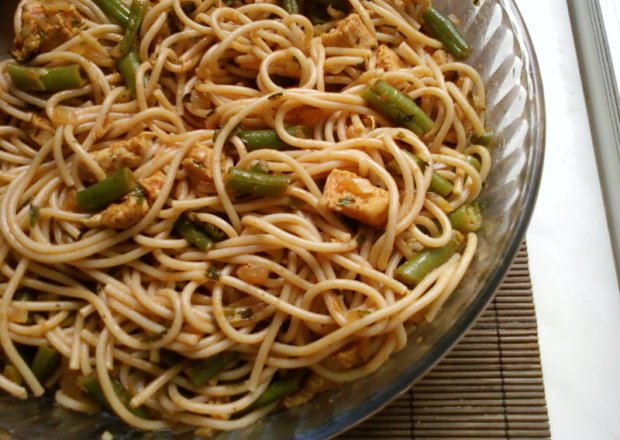 Fotografia przedstawiająca Spaghetti z kurczakiem i zieloną fasolką