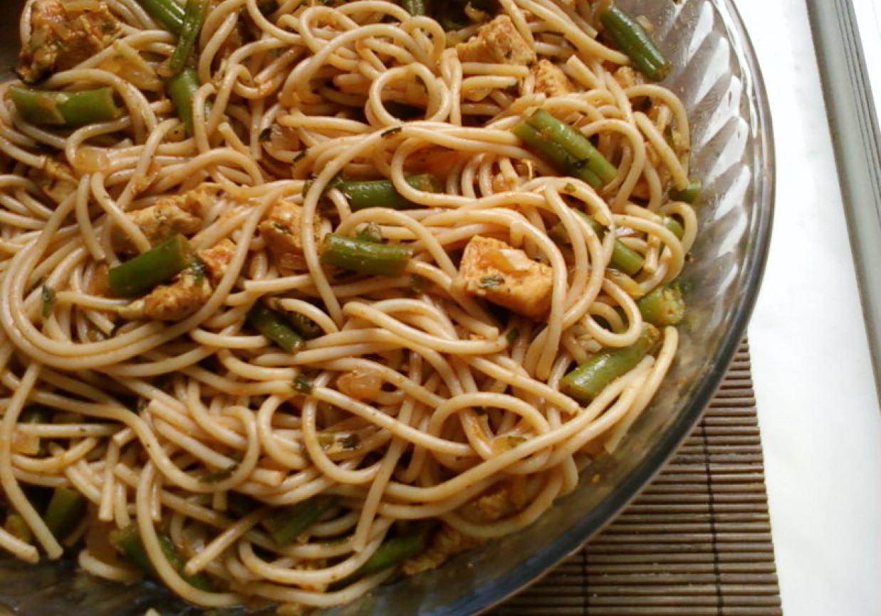 Spaghetti z kurczakiem i zieloną fasolką foto