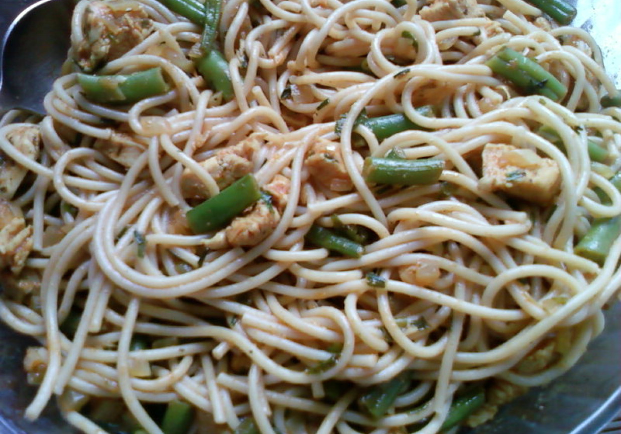 Spaghetti z kurczakiem i zieloną fasolką foto