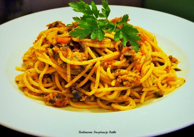 Fotografia przedstawiająca Spaghetti z kurczakiem, oliwkami i pomidorami