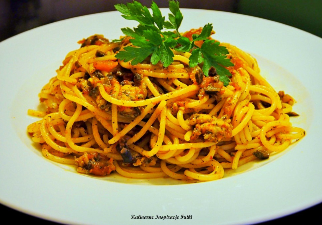 Spaghetti z kurczakiem, oliwkami i pomidorami foto
