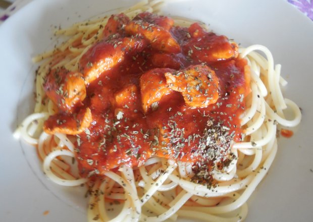Fotografia przedstawiająca Spaghetti z kurczakiem w sosie pomidorowym