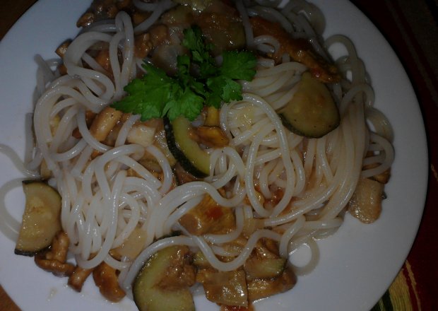 Fotografia przedstawiająca Spaghetti z kurkami i warzywami Zub3r'a