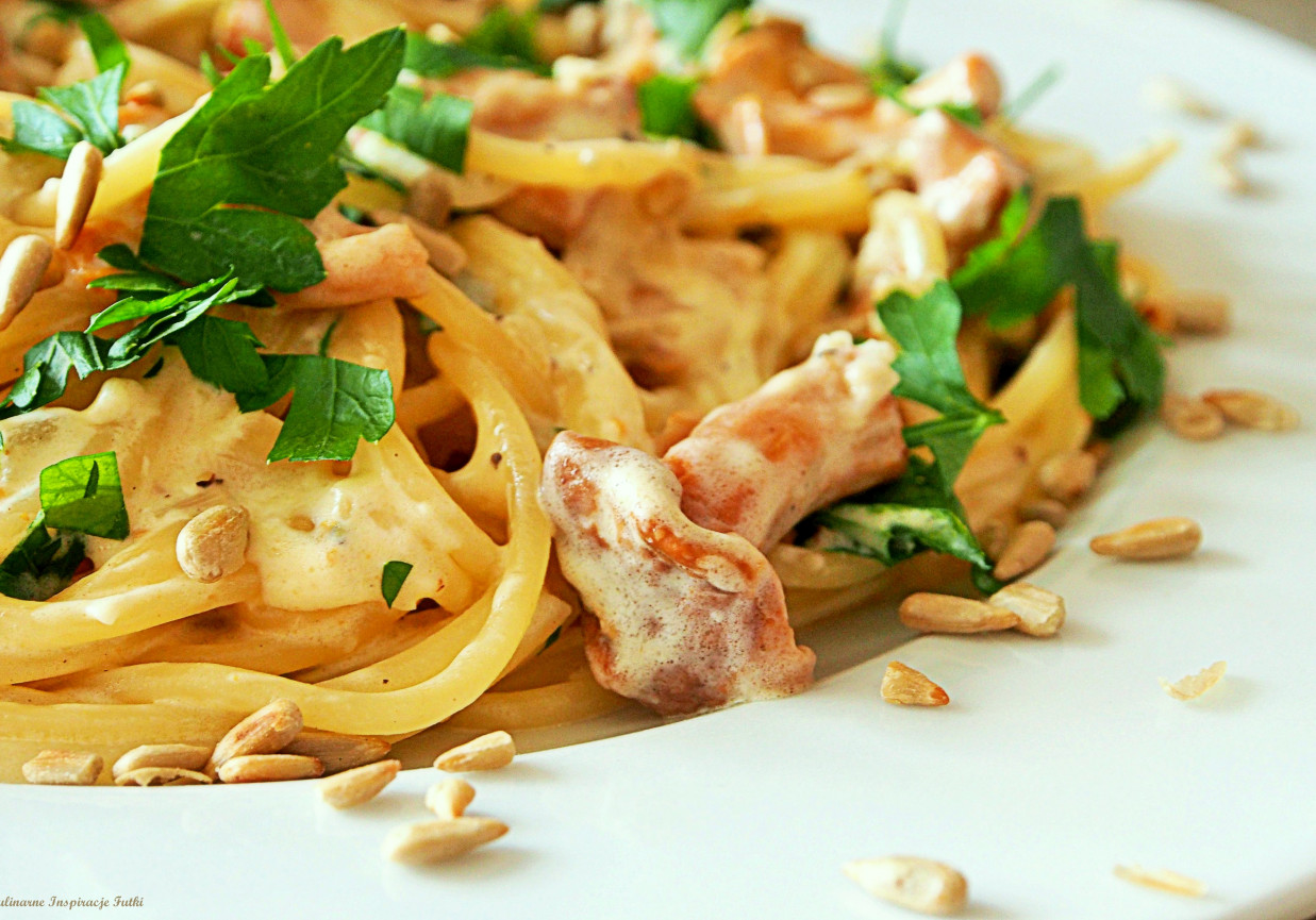 Spaghetti w śmietanowym sosie z kurkami foto