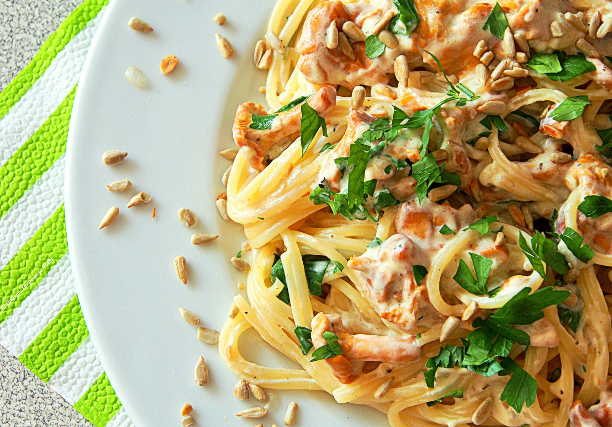 Spaghetti w śmietanowym sosie z kurkami foto