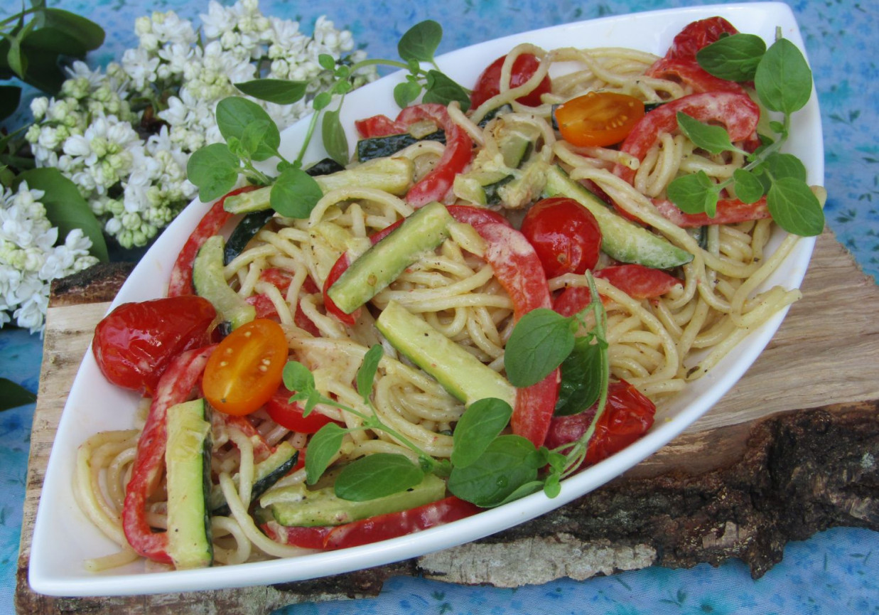 Spaghetti z letnimi warzywami w sosie śmietanowym foto