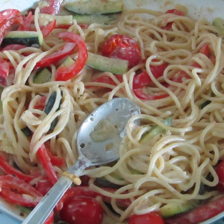 Krok 5 - Spaghetti z letnimi warzywami w sosie śmietanowym foto