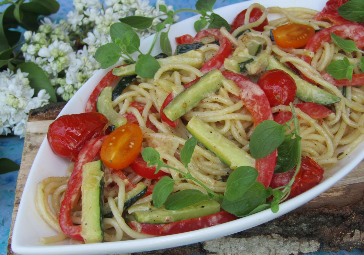 Spaghetti z letnimi warzywami w sosie śmietanowym foto