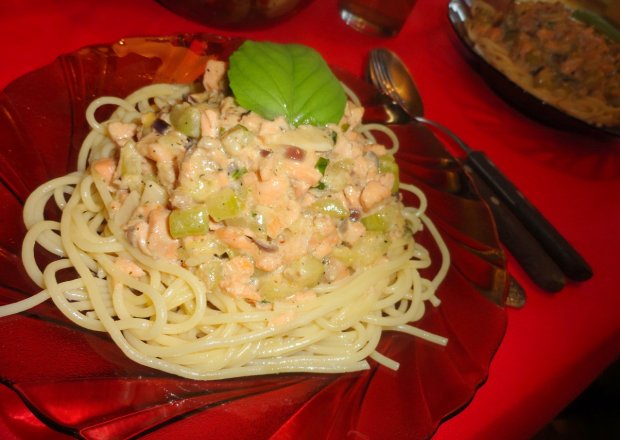Fotografia przedstawiająca Spaghetti z łososiem i cukinią