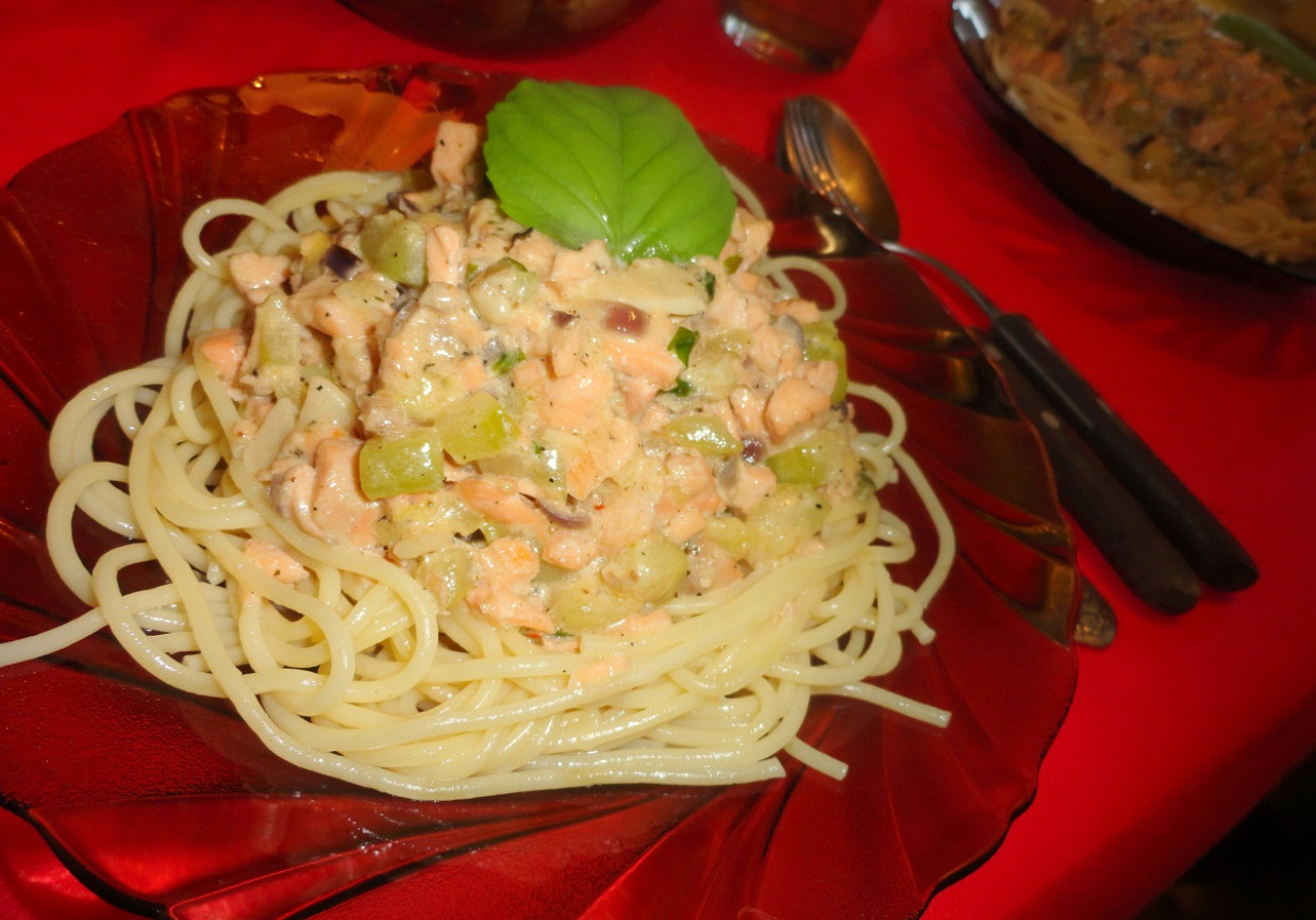 Spaghetti z łososiem i cukinią foto