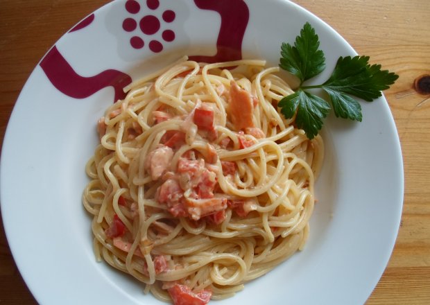 Fotografia przedstawiająca Spaghetti z łososiem i papryką