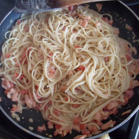 Krok 3 - Spaghetti z łososiem i papryką foto