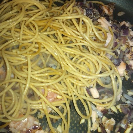 Krok 3 - Spaghetti z łososiem i roszponką w klasycznym wydaniu foto