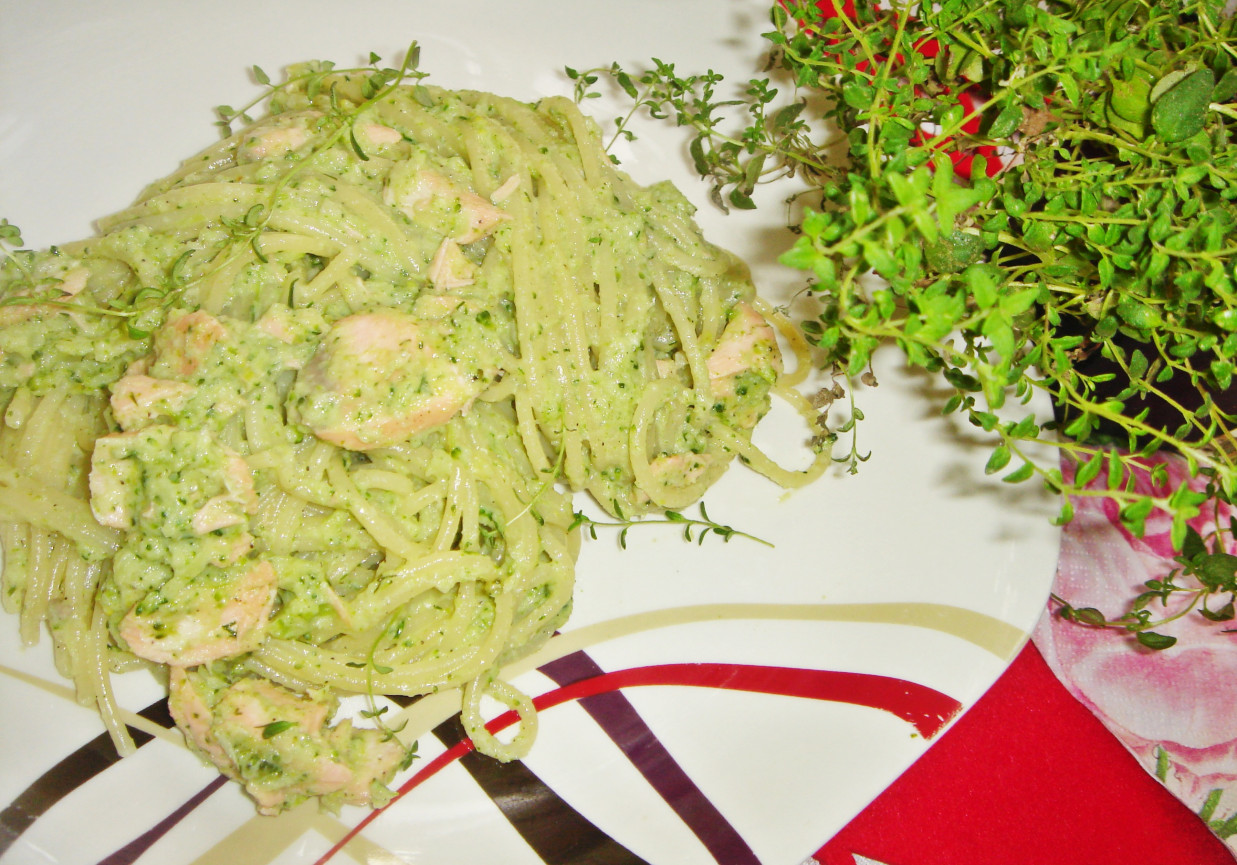 Spaghetti z łososiem i sosem brokułowo-koperkowym foto