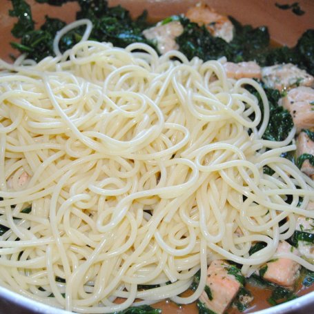 Krok 5 - Spaghetti z łososiem i szpinakiem foto