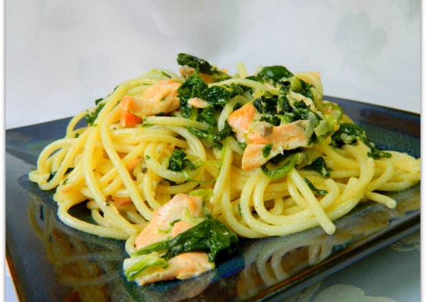 Fotografia przedstawiająca Spaghetti z łososiem i szpinakiem