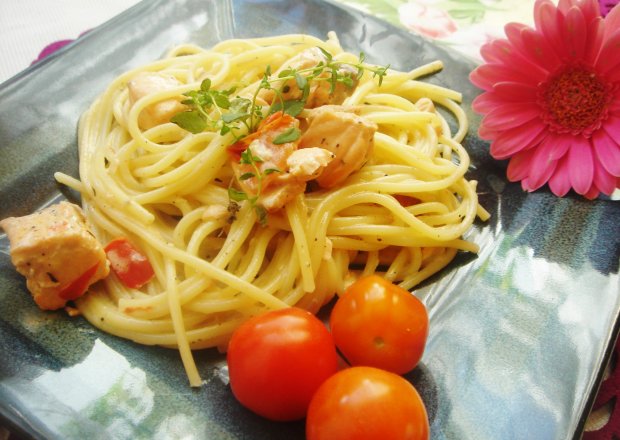 Fotografia przedstawiająca Spaghetti z łososiem, pomidorkami i papryką słodką ramiro