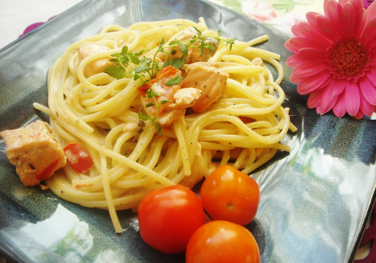 Spaghetti z łososiem, pomidorkami i papryką słodką ramiro foto