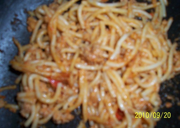 Fotografia przedstawiająca spaghetti z makaronem i sosem