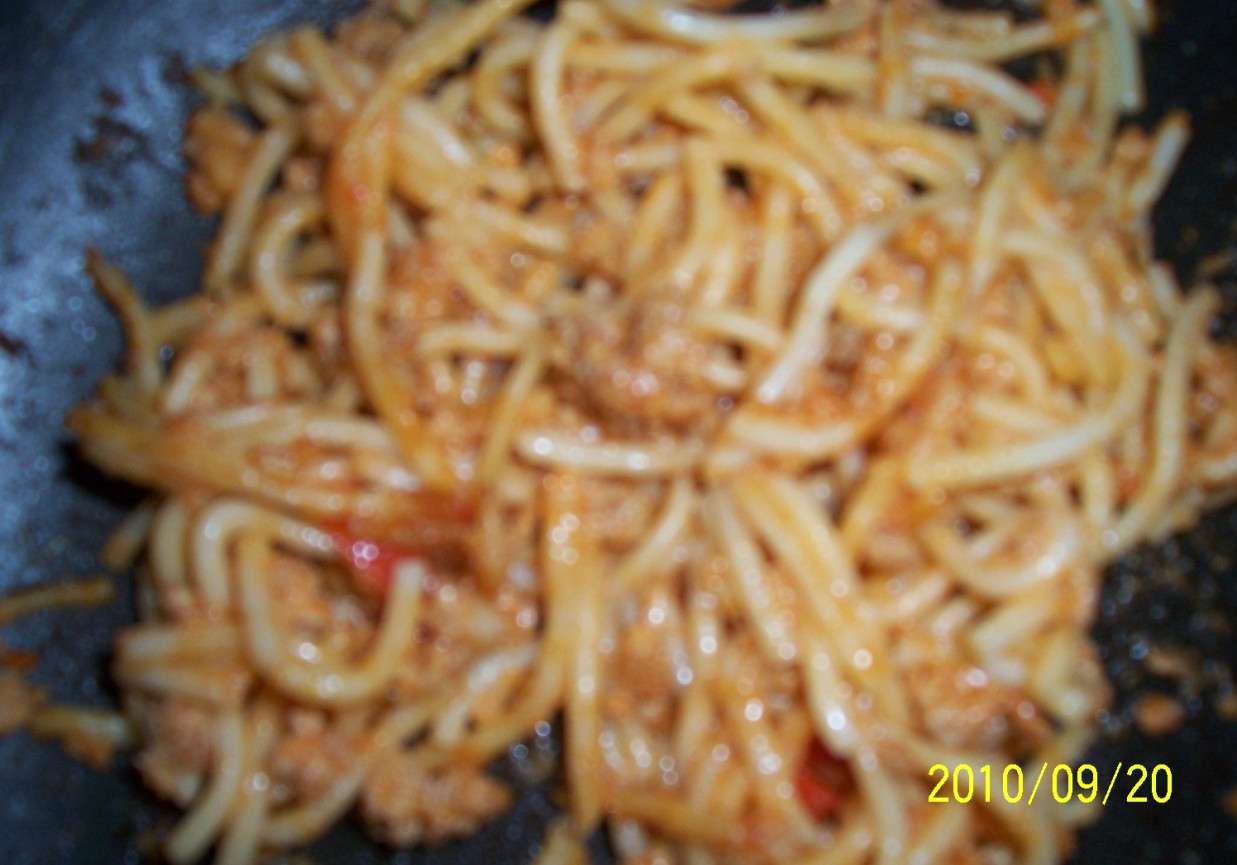 spaghetti z makaronem i sosem foto