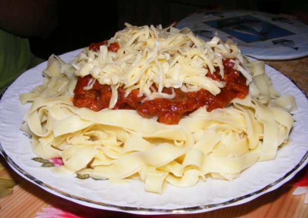 Fotografia przedstawiająca Spaghetti z makaronem wstążka