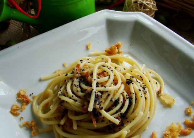 Fotografia przedstawiająca Spaghetti z makiem i prażoną cebulką