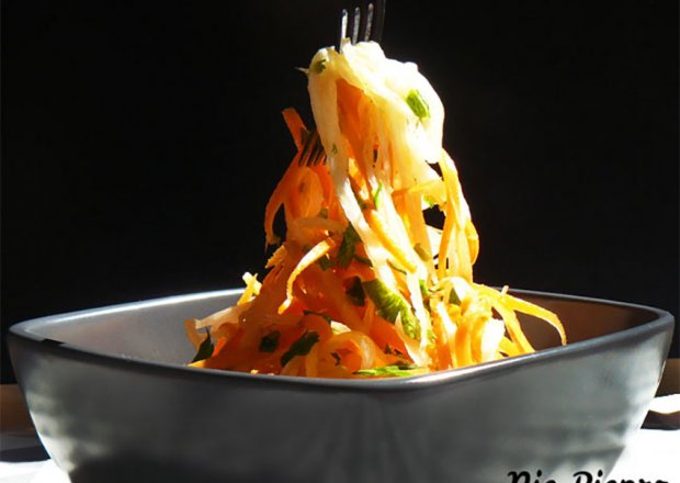 Fotografia przedstawiająca Spaghetti z marchewki i białej rzodkwi