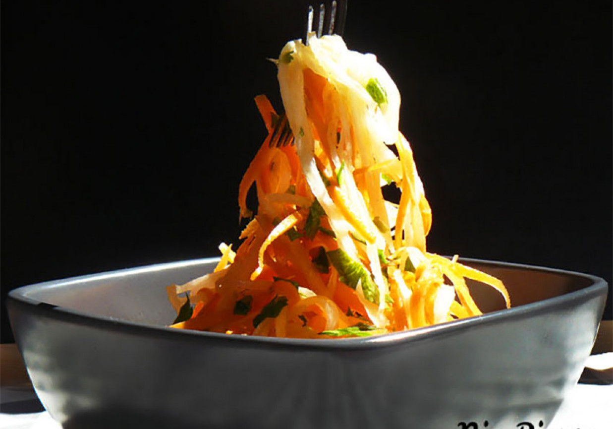Spaghetti z marchewki i białej rzodkwi foto