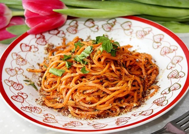 Fotografia przedstawiająca Spaghetti z marchewki z miodem, koperkiem i płatkami lnianymi