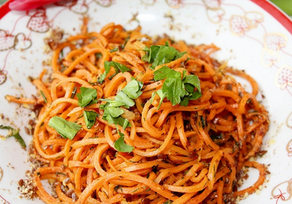 Spaghetti z marchewki z miodem, koperkiem i płatkami lnianymi  foto
