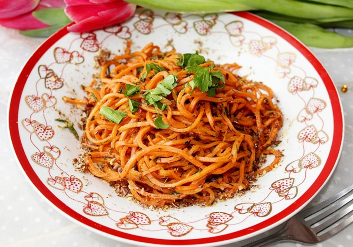 Spaghetti z marchewki z miodem, koperkiem i płatkami lnianymi  foto